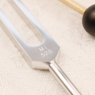 Buddha Gift Tuning Fork 528HZ Aluminum Alloy for Chakra and Sound Therapy Ornament Decoration With a Mallet