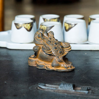 Buddha Gift Handmade Feng Shui Frog Toad Copper Coins Iron Powder Rust Cast Resin Statue Home Decoration